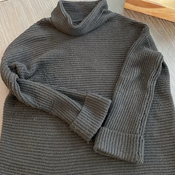 Pilcro ladies oversized sweater in size medium. - Picture 9 of 9